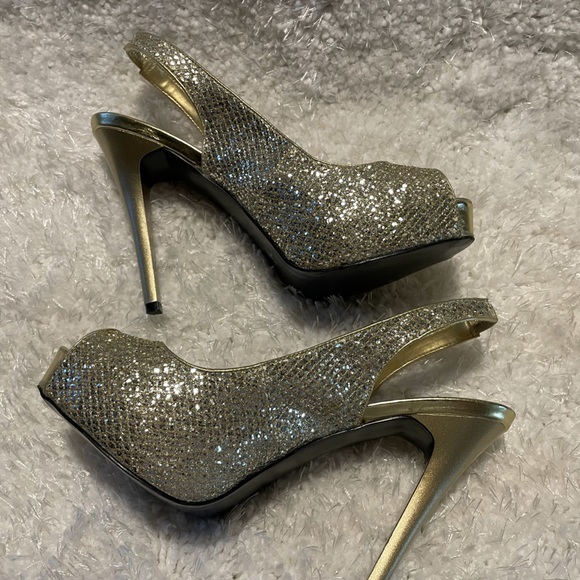 Beautiful Gold Heels - Picture 3 of 6